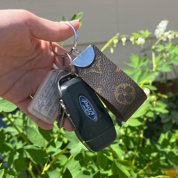 LOUIS VUITTON 2.5 in Monogram Keychain Brown - Picture 2 of 6